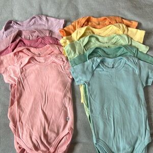 Lot of 10 Honest Company short sleeve bodysuits size 12mo